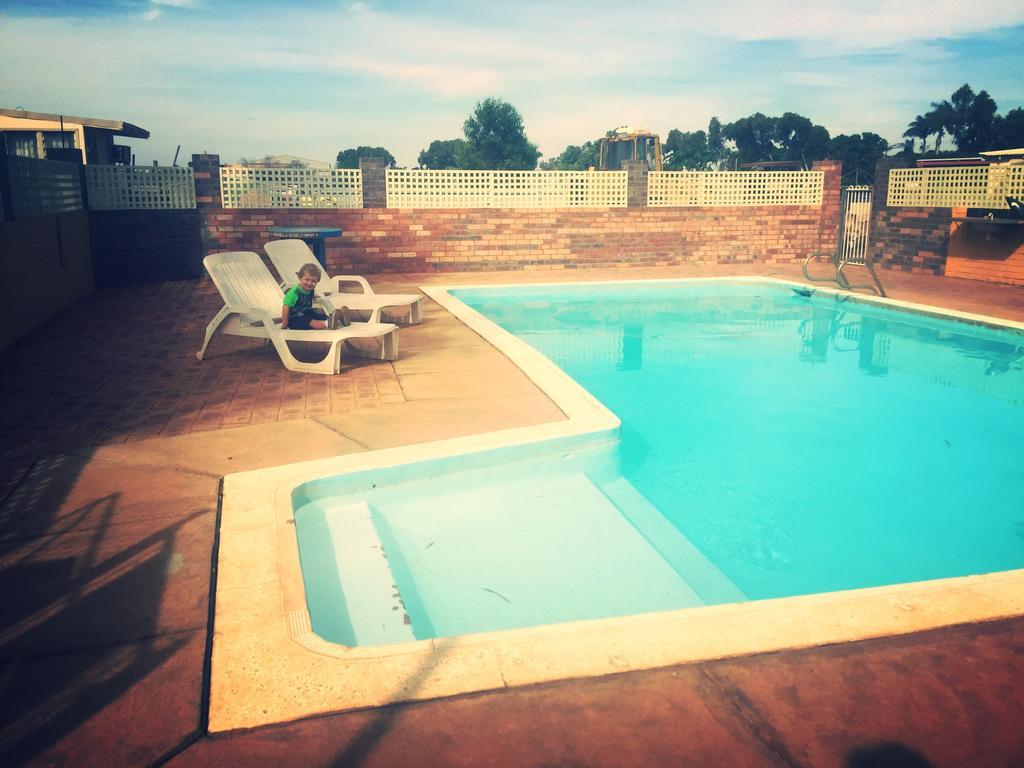 Carnarvon Caravan Park מראה חיצוני תמונה